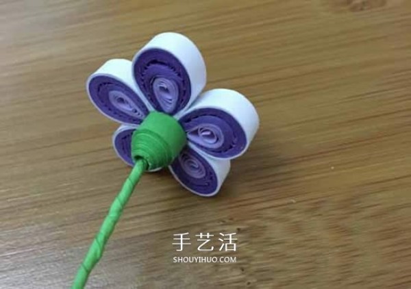 A simple introductory paper quilling tutorial, how to make hand-quilled paper flowers