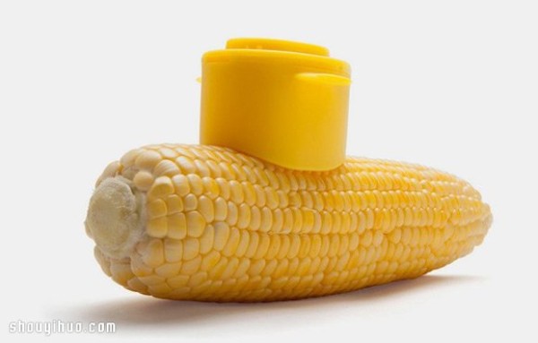 Corn transforms into a cute submarine, smeared with cream, sprinkled with salt, and does not stick to your hands