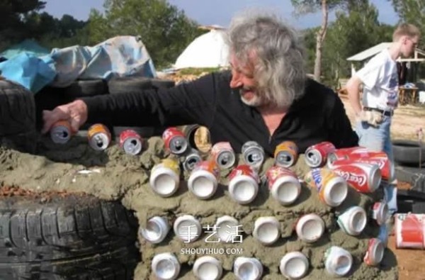 Advocate to protect the environment! This 70-year-old man collects garbage to build a house