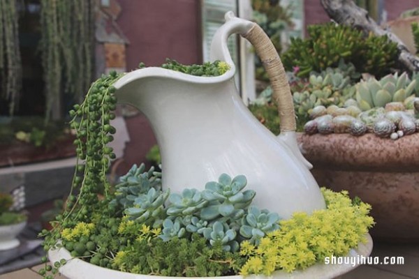 Spilled Flower Pots gardening method makes the backyard look like a picture