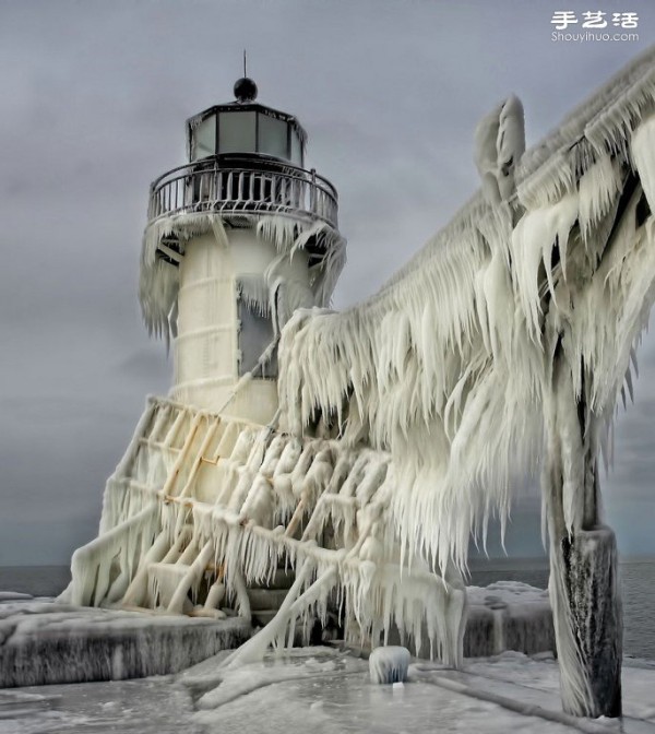 Photo album of lonely and magnificent lighthouses around the world