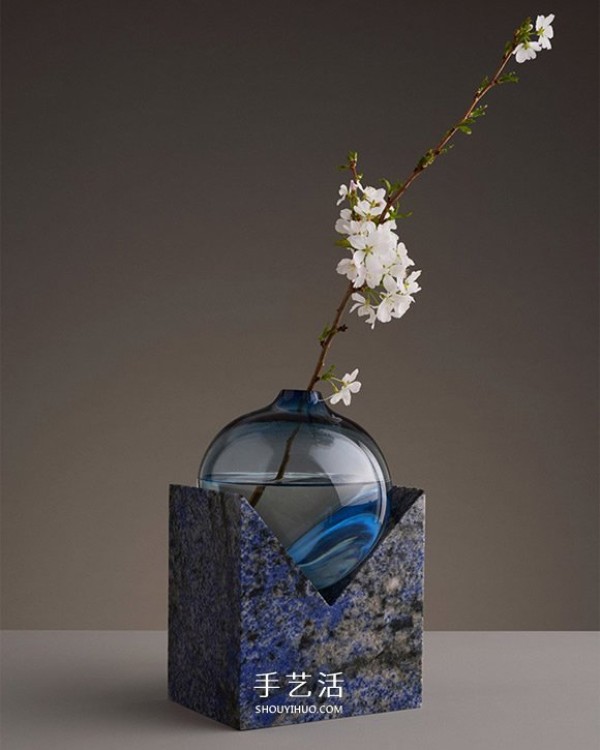 Be a lazy vase! A glass sculpture in which fragility and hardness depend on each other