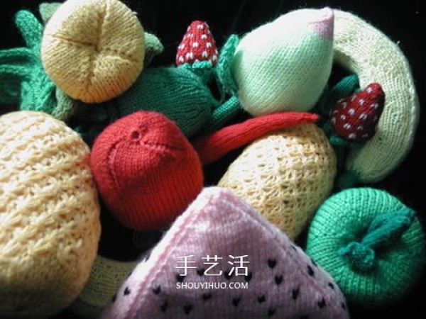 Pictures of fruit made from wool can also be used as interesting pillows