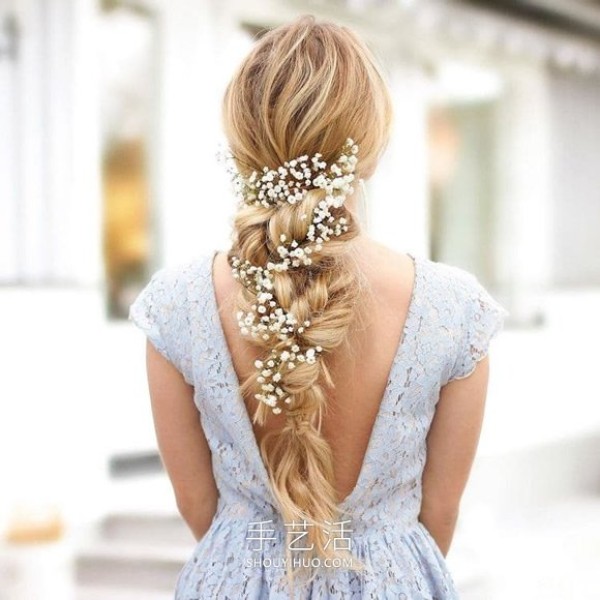 Swedish hairstylist DIYs beautiful braided hairstyles suitable for summer