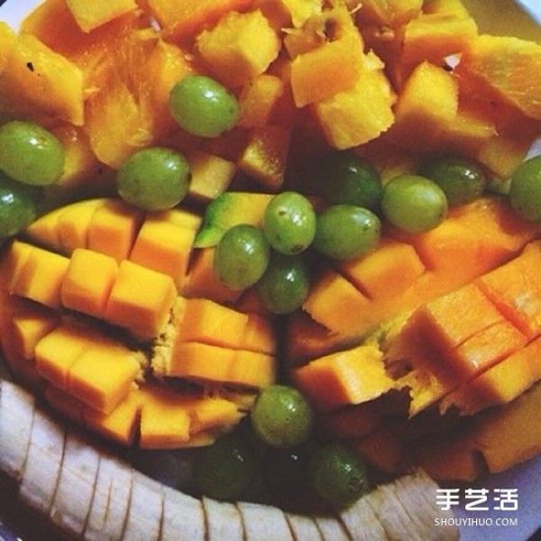 Simple and casual fruit platter pictures make your mouth water.