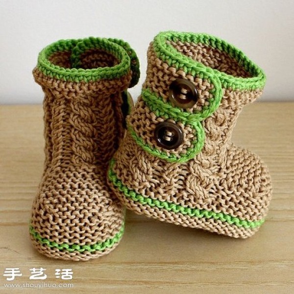 Only babies can wear the knitted mini shoes! 