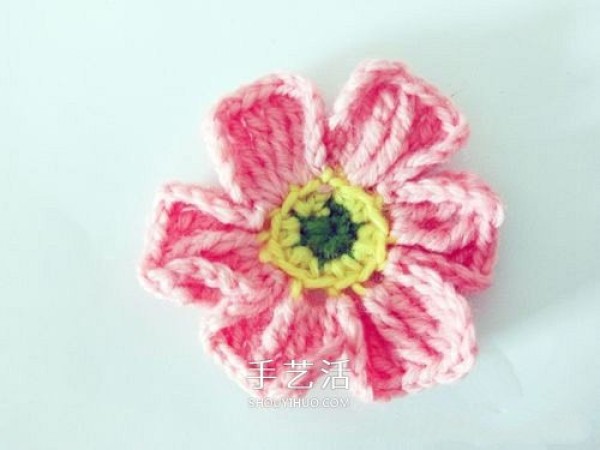 Illustration of crocheting a six-petaled flower with super cute little woolen flowers