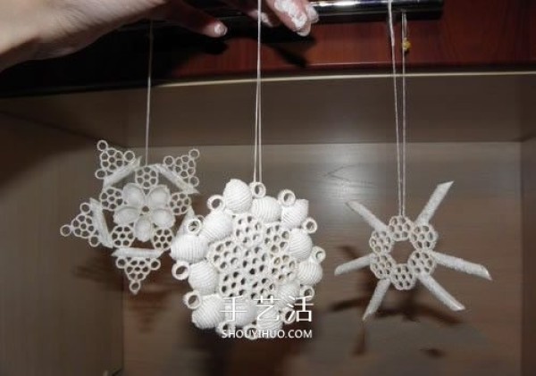 Make snowflake ornaments from pastaHomemade pasta snowflake method