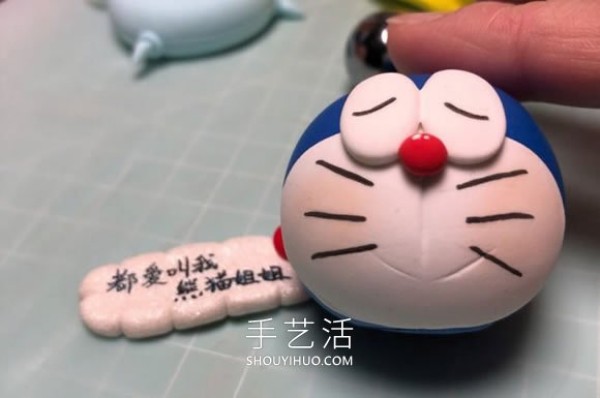 Illustration of how to make a sleeping Doraemon by hand using ultra-light clay