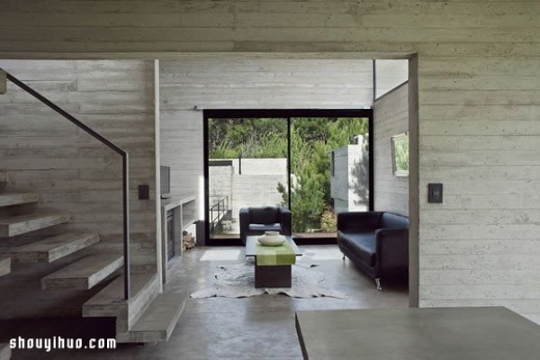 Forest villa design created by combining concrete and glass materials