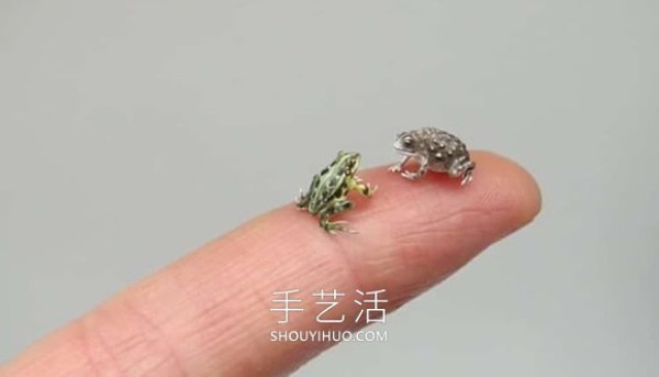 Ultra-realistic miniature animal figurines that fit on your fingertipstip! 