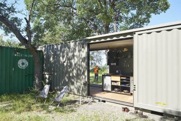 American container container transformed into a dedicated base for hunting enthusiasts