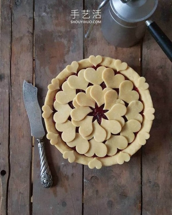 The cake crust design with complex patterns is beautiful before and after baking! 