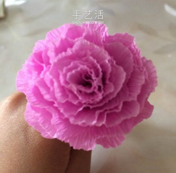 Tutorial on how to make Mothers Day carnation flowers by hand using crepe paper