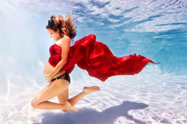 Moms-to-be take photos in the water, adding a different kind of beauty to the pregnancy