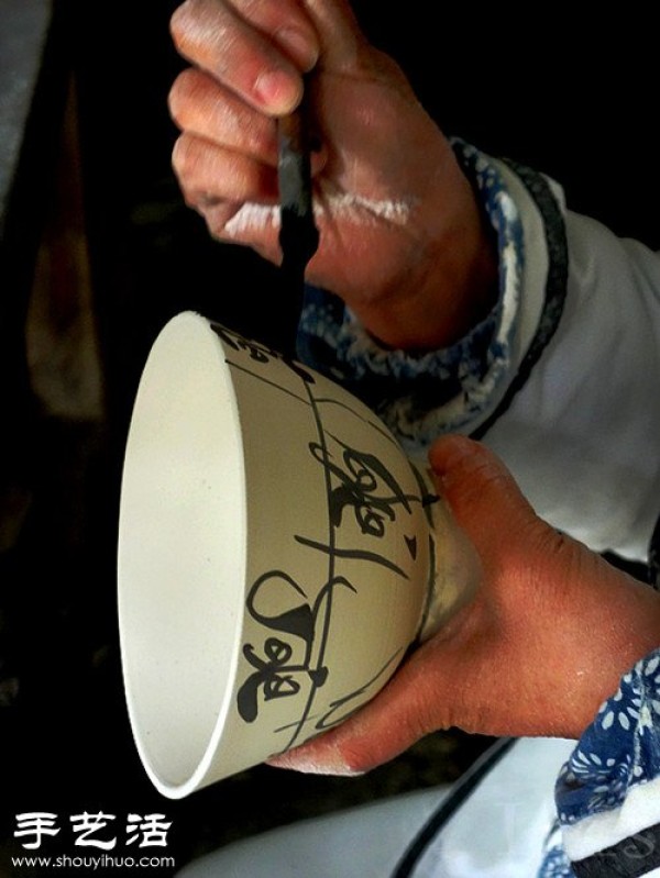 Jingdezhen, the ancient production process of a blue and white porcelain bowl