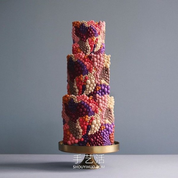 Towering creative cake that looks like an avant-garde sculpture in a museum