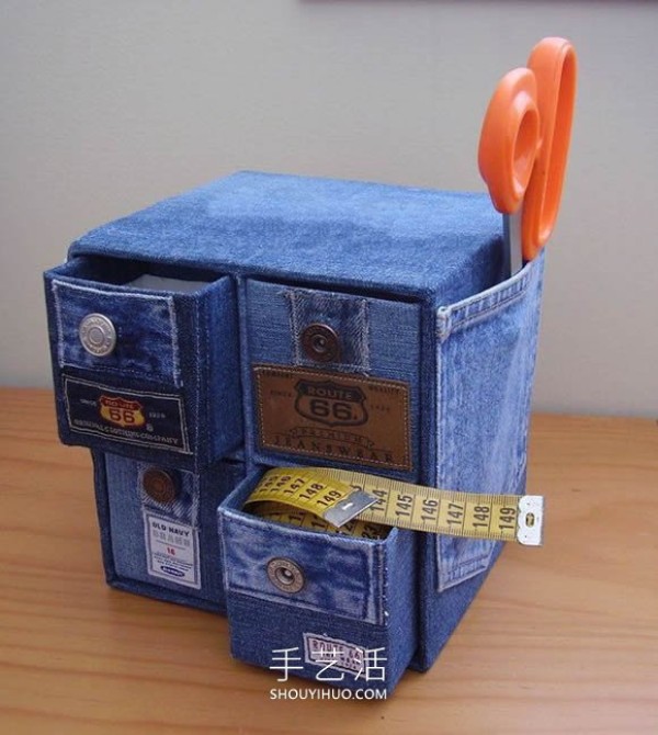 Old jeans are transformed into a multifunctional storage cabinet with drawers and side pockets! 