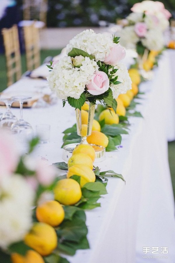 How to make the dining table beautiful to welcome guests, using only supermarket materials to decorate the dining table