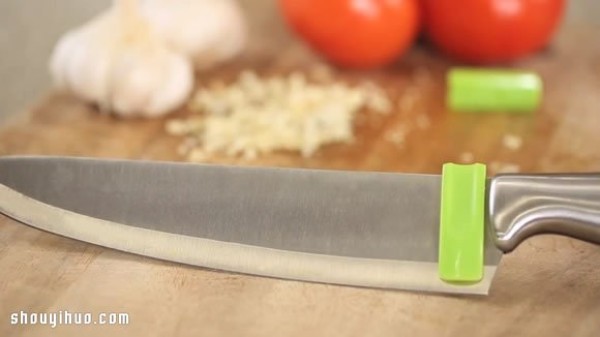 Glide kitchen gadget design for cleaning knife surface