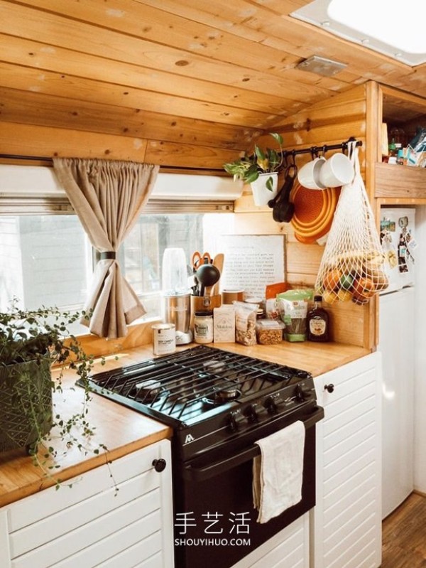 This couple transformed an ordinary school bus into a stylish tiny house