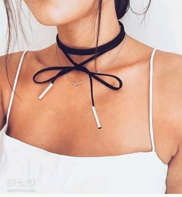 Delicate and simple DIY strap necklace can easily exude femininity