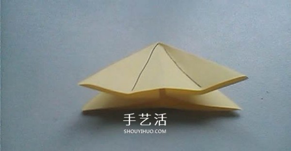 Illustrated process of origami using three-dimensional lilies for weddings