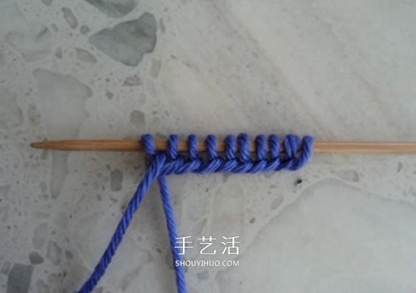 Illustration of the weaving method of two kinds of wool with beautiful hand-knitted floor shoes