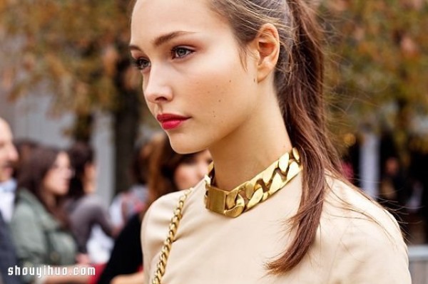 The best tips for style experts to match gold chain accessories