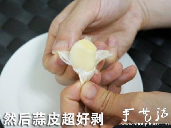 The technique of peeling garlic teaches you how to peel garlic quickly