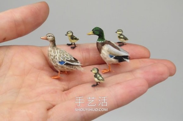 Super realistic miniature animal statues that fit on your fingertips! 