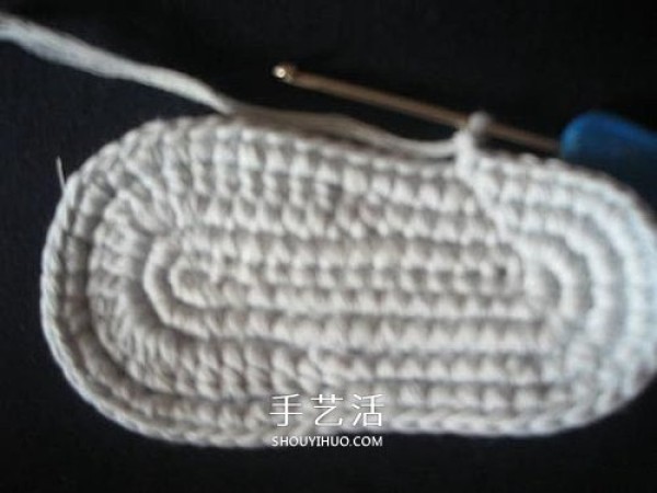 Illustration of how to knit baby warm woolen shoes by hand-knitting baby shoes