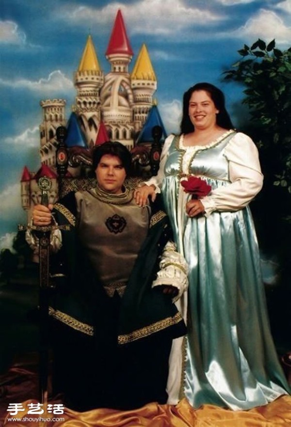 A super funny creative wedding photo for a couple, so awesome! 