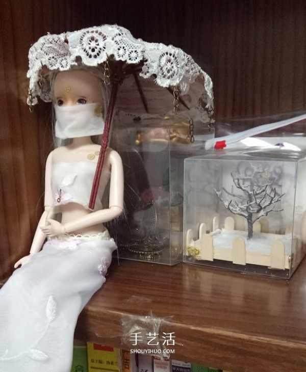 Look and take you to do it: use a little bit of cloth and toothpicks to make a small umbrella for the doll