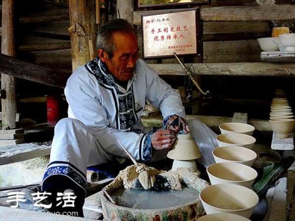 Jingdezhen, the ancient production process of a blue and white porcelain bowl