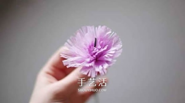 Tutorial on making handmade paper flowers on Mothers Day using crepe paper and making carnations