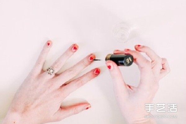 DIY manicure with peach blossoms and cute peach blossom manicure picture tutorial