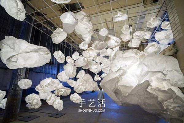 A cloud-making movement that took 800 hours with white paper and LED lights