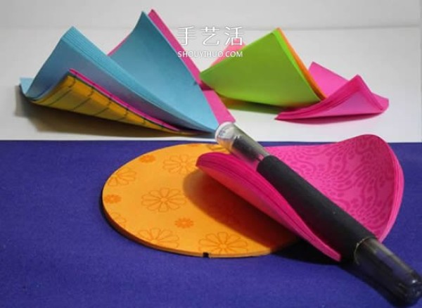 Illustration of how to make hand-made three-dimensional paper flowers with sticky notes