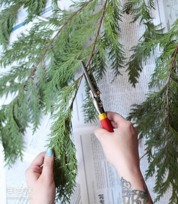 Christmas wreath making method illustrated DIY cedar Christmas wreath tutorial