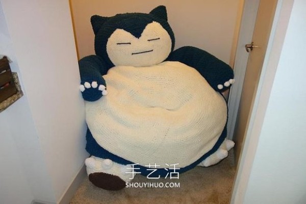 Perfect Pokémon! Giant hand-crocheted Kirby bean bag sofa