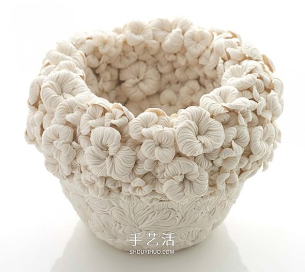 Feel the exquisiteness of handcrafting and create three-dimensional porcelain with images of flowers and plants