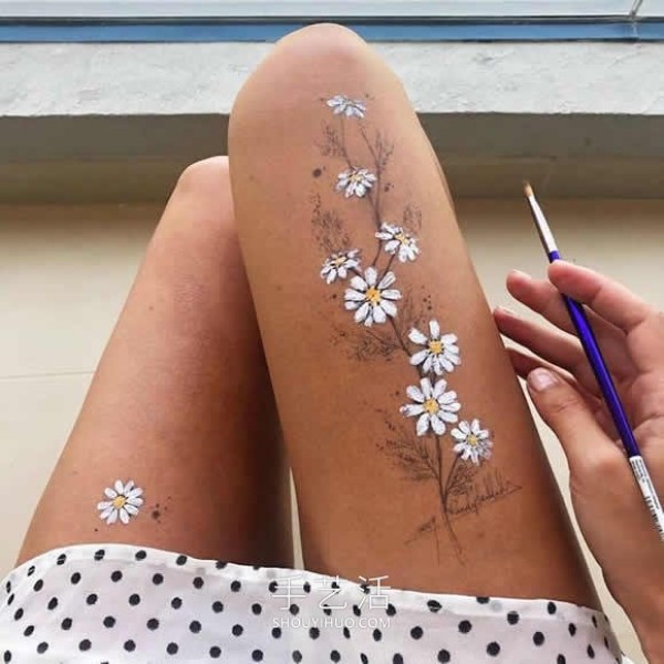 The artist uses his own thighs as a canvas to draw exquisite ink paintings! 