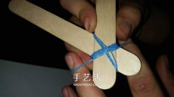 Illustration of how to make a homemade ice cream stick slingshot