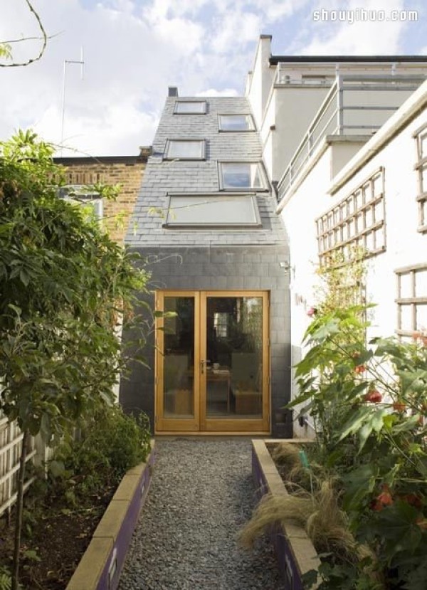 Narrow house was renovated to be a spacious home with 2 bedrooms and 1 living room