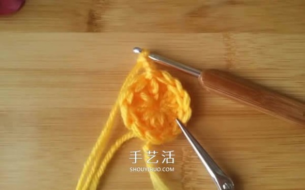 Illustration of the method of hand-crocheting single-color flower cushion/coaster