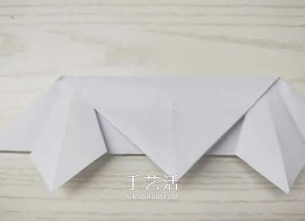 Kindergartens simple origami tutorial - Illustrations of how to fold a cute little flying saucer