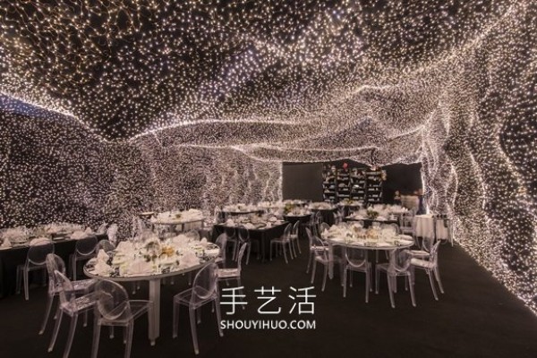 A restaurant surrounded by 250,000 LED lights provides an extraordinary dining experience