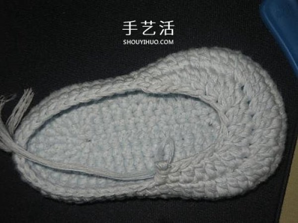 Illustration of how to knit baby warm woolen shoes by hand-knitting baby shoes