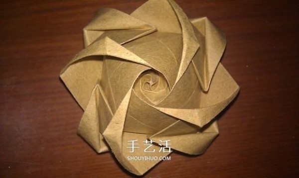 The folding method of the rolled-up rosette includes the experience of plastic surgery